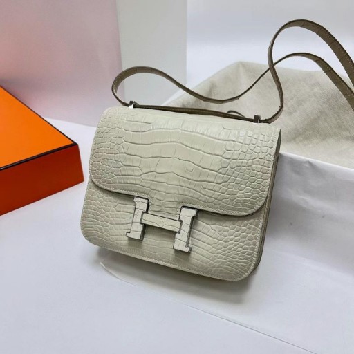 コンスタンスマットアリゲーター8Lクリーミーな白いクロコダイルのバックル銀色のハードウェア18cm完全に手作り